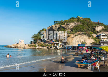 KhaoTakiab, Thailand - Dec 26, 2015: die Menschen geniessen Sommer in Khao Takiab, Chopstick Hill Beach mit einer beruhigenden Buddha Statue auf dem Hintergrund Stockfoto