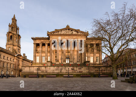 Haupteingang der Harris Museum, Preston, einem viktorianischen griechischen Revival Gebäude aus den 1880er Jahren von James Hibbert. Stockfoto