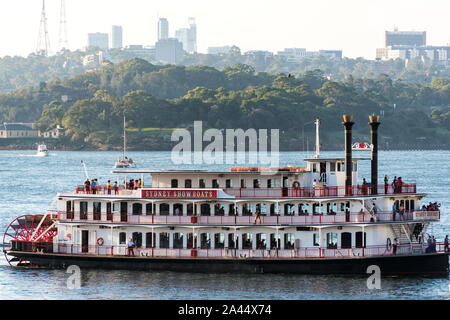 Sydney, Australien - 2016, Feb 26: Sydney showboats Kreuzfahrt auf den Darling Harbour. Es ist eine der berühmtesten Kreuzfahrten in Darling Harbour. Stockfoto