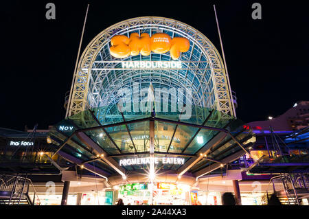 Sydney, Australien - 09 Jun, 2016: Darling Hafen, Promenade, Geschäfte und Restaurants. Darling Harbour ist ein waterfront Entertainment Bereich mit einer Vielzahl Stockfoto