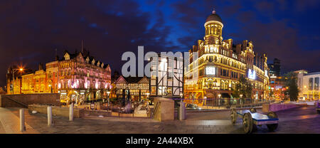 MANCHESTER, England - März 26,2013: Die alte Wellington Inn und Sinclairs Oyster Bar in Shambles Square, das Dreieck Gebäude hinter, früher der Co Stockfoto