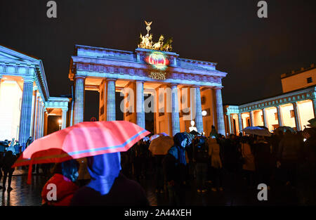 Berlin, Deutschland. 11 Okt, 2019. Die beleuchteten Brandenburger Tor abends an das "Festival der Lichter". Foto: Jens Kalaene/dpa-Zentralbild/dpa/Alamy leben Nachrichten Stockfoto