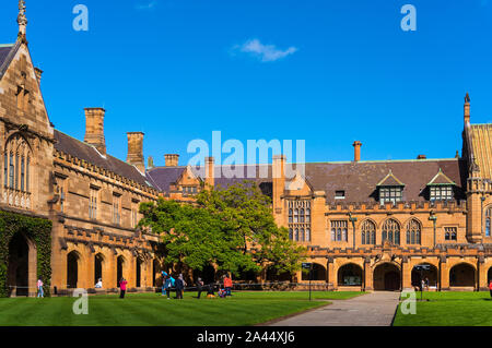 Sydney Uni Innenhof mit Studenten in der Ferne genießen. Universität Sydney Hof gegen den blauen Himmel mit weißen Wolken, tagsüber Ph Stockfoto