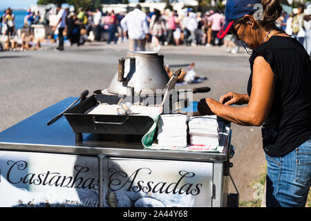 Oktober 6th, 2019, Lissabon, Portugal - die traditionelle Straße gerösteten Kastanien Anbieter in verschiedenen Teilen der Stadt Innenstadt und gegenüber t gefunden werden kann. Stockfoto