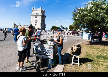 Oktober 6th, 2019, Lissabon, Portugal - die traditionelle Straße gerösteten Kastanien Anbieter in verschiedenen Teilen der Stadt Innenstadt und gegenüber t gefunden werden kann. Stockfoto