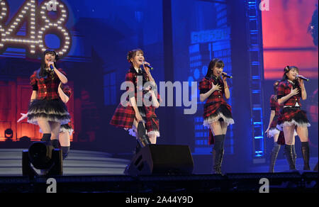 Mitglieder der Japanischen idol Mädchen Gruppe AKB48 und seinen internationalen Schwester Gruppen führen während der AKB48 Group Asia Festival in Shanghai, China, 24 Augu Stockfoto