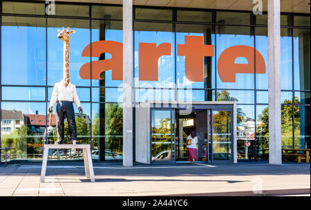 Straßburg, Frankreich, 13. September 2019: Sitz des deutsch-französischen Fernsehsender Arte mit einer Skulptur, die von deutschen Künstlers Stephan Balkenhol mit dem Titel 'Der Stockfoto