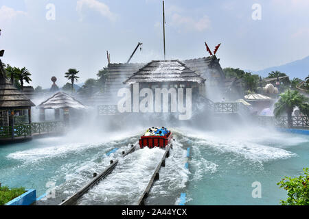 Eine rollar Coaster mit Passagieren ist ''surfen'' in Guilin Merryland Thema Teil in der Stadt Guilin, South China Guangxi Zhuang autonomen Region, 25 Augu Stockfoto