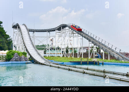 Eine rollar Coaster mit Passagieren ist ''surfen'' in Guilin Merryland Thema Teil in der Stadt Guilin, South China Guangxi Zhuang autonomen Region, 25 Augu Stockfoto