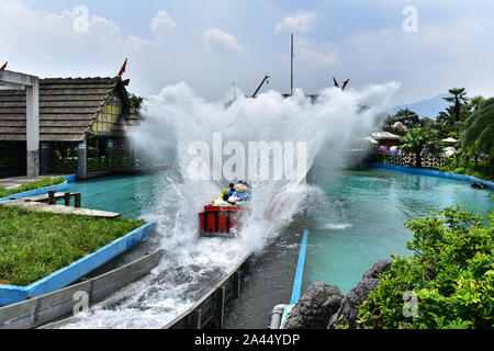 Eine rollar Coaster mit Passagieren ist ''surfen'' in Guilin Merryland Thema Teil in der Stadt Guilin, South China Guangxi Zhuang autonomen Region, 25 Augu Stockfoto