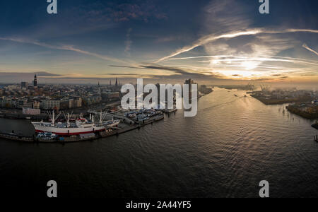 Luftaufnahme von Hamburg mit Elbphilharmonie, Landunsgbrücken, Speicherstadt und Hafencity bei Sonnenaufgang Stockfoto