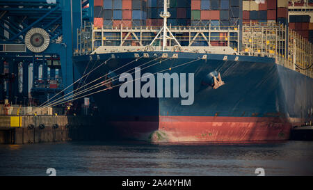 Rumpf eines großen Containerschiffes Stockfoto