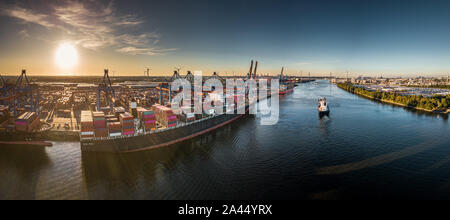 Panorama eines Containerterminals bei Sonnenuntergang Stockfoto