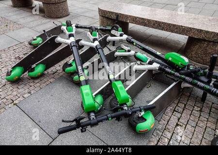 Elektroroller auf dem Boden liegend, Gehweg Prager Straße Tschechische Republik Stockfoto