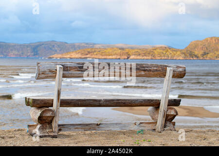 Bank am Strand am Meer. Stockfoto