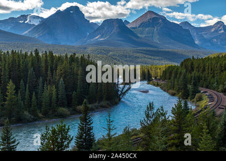 Iconic Blick auf Morants Kurve, die Canadian Pacific Railway entlang der beeindruckenden Bow River mit dem schönen kanadischen Rockies läuft in der backgroun Stockfoto