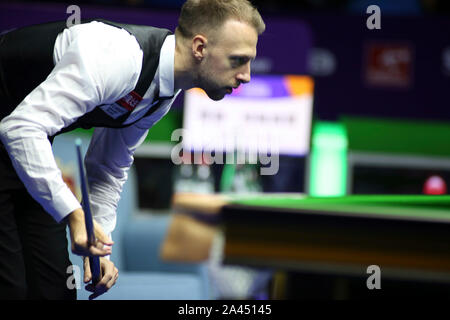 Judd Trump von England hält einen Schuß zu Tom Ford von England in ihren Viertelfinalegleichen während der 2019 World Snooker internationale Meisterschaft in Stockfoto