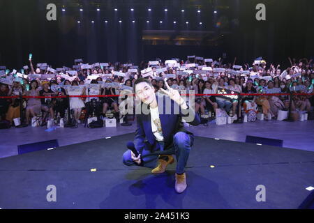 Thailändische Schauspieler, Model und Sänger Thanapob Leeratanakajorn, auch bekannt unter seinem Spitznamen Tor, besucht die 2019 Tor Thanapob Fan Meeting in Chengdu City, Sout Stockfoto