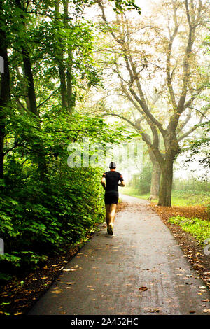 Athleten auf einem Pfad in der Natur läuft Stockfoto