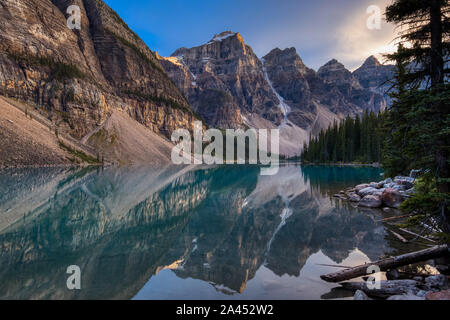 Atemberaubende Aussicht auf Lake Moraine bei Sonnenuntergang im Tal der zehn Gipfel mit Spiegel liegt - wie Reflexionen auf dem Wasser, Banff National Park, Al Stockfoto