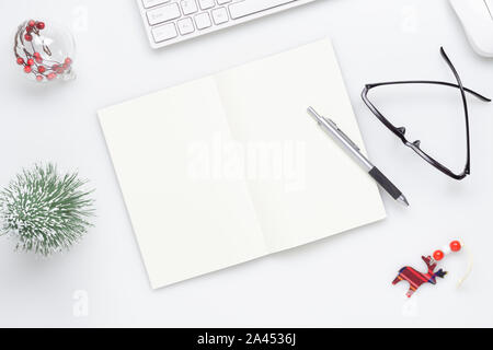 Weihnachten mockup Hintergrund mit Leerzeichen notebook, Christmas ornament Dekorationen auf weißer Tisch. Platz für Text. Ansicht von oben. Weihnachten zu tun Liste o Stockfoto