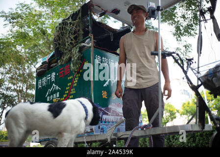 Yunhe und seinem Hund Qiuqiu sind auf dem Weg nach Südwesten Chinas Autonomen Region Tibet, Peking, China, 8. August 2019. Yunhe, des Benutzernamens und der für den Mann wh Stockfoto