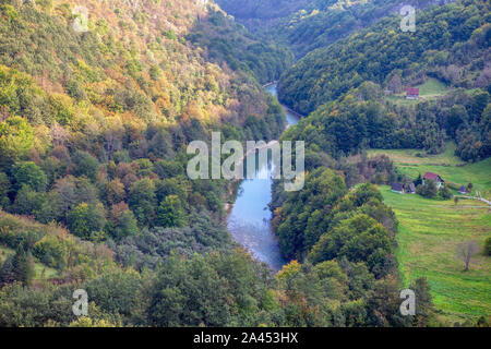 Berge und Fluss Tara Canyon im Durmitor Stockfoto