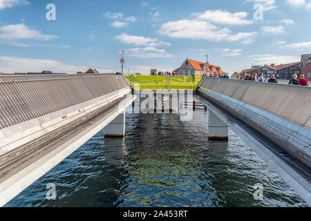 Kopenhagen, Dänemark - 21 September 2019: Im Jahr 2016 Eröffnete, Moderne Brücke verfügt über ein innovatives Design und Pfad für Fußgänger und Fahrräder. Stockfoto