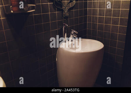 Weiß Urinale in der Männer Bad. Moderne Toiletten und Urinale und Rahmen für die Werbung Stockfoto