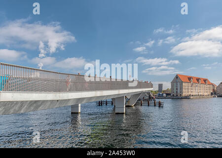 Im Jahr 2016 Eröffnete, Moderne Brücke verfügt über ein innovatives Design und Pfad für Fußgänger und Fahrräder. Stockfoto