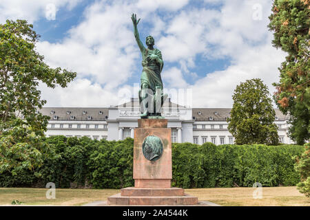 Statue von Joseph Gorres vor dem Palast in Koblenz, Deutschland Stockfoto