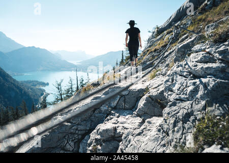 Ein Klettersteig und eine nicht gesicherte Wanderer am Berg Schoberstein vor dem See Angelegenheit (Attersee) in den Alpen, Österreich Stockfoto