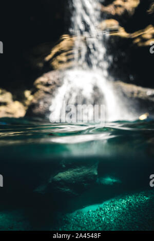 Die Hälfte Wasser halb cascade Schuß der Traunfall Roitham, Österreich Stockfoto