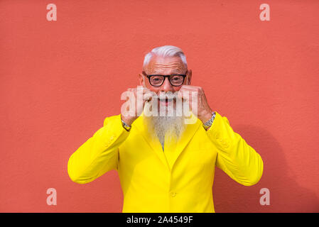 Älterer Mann mit exzentrischem Look - jugendlicher Hipster Mann mit Bartportrait Stockfoto