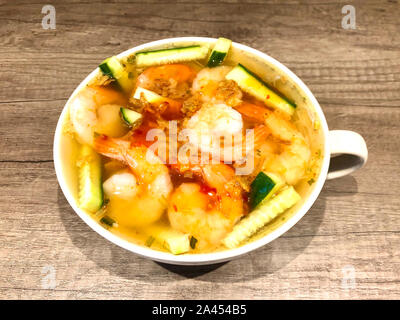 Köstliche Schale, pikante asiatische Meeresfrüchte Garnelen Nudelsuppe Stockfoto