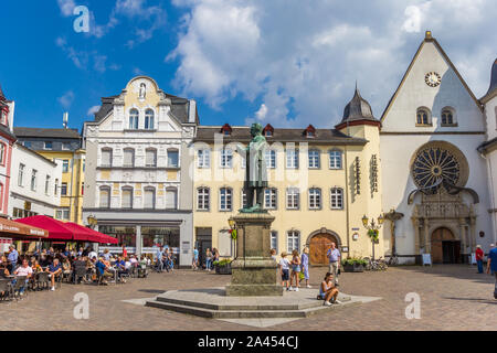 Statue von Johannes Müller am Jesuitenplatz in Koblenz, Deutschland Stockfoto