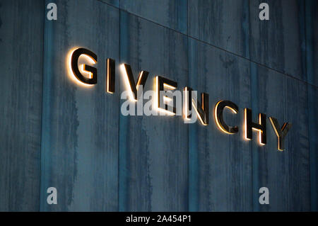 ---- Blick auf eine Boutique Shop von Givenchy in Chongqing, China, 18. Februar 2016. Die chinesische Marke Botschafter des Modelabels von Coach zu Givenc Stockfoto