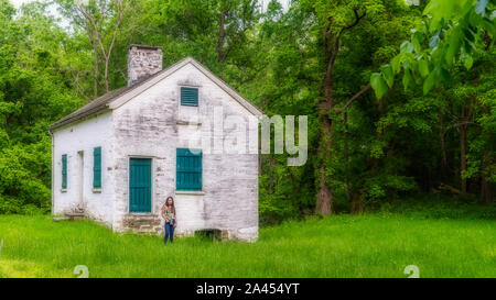 Frau von lock keepers weißes Haus mit grünen Fensterläden und Türen auf der Chesapeake und Ohio Canal Stockfoto