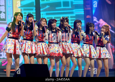 Mitglieder der Japanischen idol Mädchen Gruppe AKB48 und seinen internationalen Schwester Gruppen führen während der AKB48 Group Asia Festival in Shanghai, China, 24 Augu Stockfoto