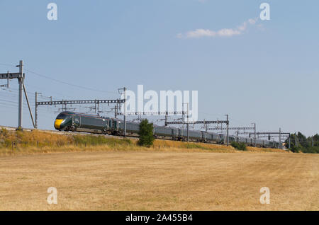 Ein paar der Klasse 800 IET (Intercity Express)-Nummern 800013 und 800022 bildet eine Great Western Railway Service in South Stoke am 26. Juli 2018. Stockfoto