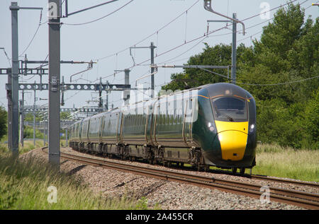 Ein paar der Klasse 800 IET (Intercity Express)-Nummern 800029 und 800032 bildet eine Great Western Railway Service in Shrivenham am 28. Juli 2019. Stockfoto