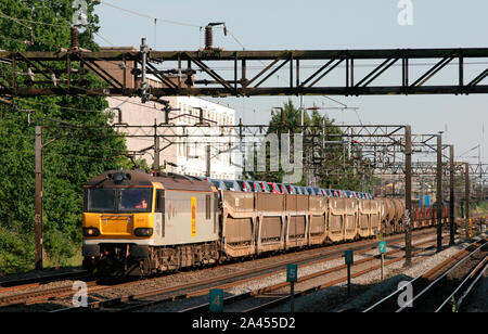 Eine Klasse 92 elektrische Lokomotive Nummer 92017 arbeiten ein Unternehmen Wagenladung Fracht am Süden Kenton am 12. Juli 2006. Stockfoto