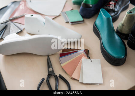 Schuster Arbeitsplatz mit Tools, Schuhe, Leder und letzten Stockfoto