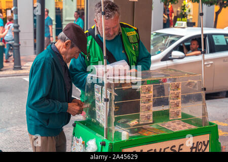 VALENCIA, Spanien - September 14,2019: älterer Mann bying Lotterielos. Einmal ist eine nationale Organisation der Spanischen blinde Menschen. Stockfoto