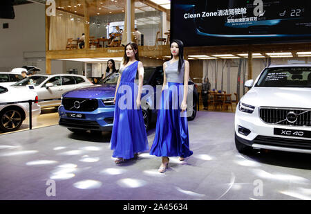 Neueste Autos angezeigt werden in der 22. Internationalen Automobil- Ausstellung in Harbin Harbin City öffnet, im Nordosten der chinesischen Provinz Heilongjiang, 3 Augu Stockfoto