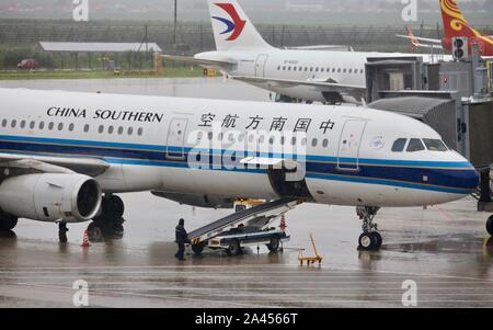 ---- Ein Flugzeug von China Southern Airlines ist auf einem Flughafen in Shanghai, China, 21. Juli 2019 geparkt. China Southern Airlines, sagte am Dienstag (6. Aug. Stockfoto