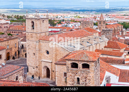 Vista de la Iglesia Concatedral de Santa María Desde la Iglesia de San Francisco Javier. Ciudad de Cáceres. Der Extremadura. España. Stockfoto