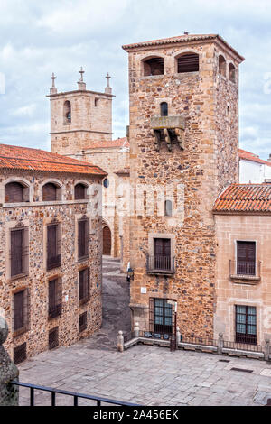 Plaza de San Jorge con el Palacio de los Golfines de Abajo y la Iglesia Concatedral de Santa María al Fondo. Ciudad de Cáceres. Der Extremadura. España. Stockfoto