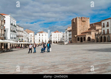 Plaza Mayor y Torre de Bujaco. Ciudad de Cáceres. Der Extremadura. España. Stockfoto