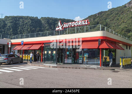 Italien - 30. SEPTEMBER 2019: Die außerhalb eines Autogrill Service Station in Italien. Menschen gesehen werden kann. Stockfoto